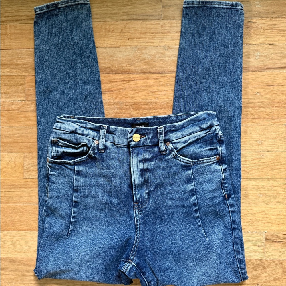 Express women’s skinny high-rise jeans.